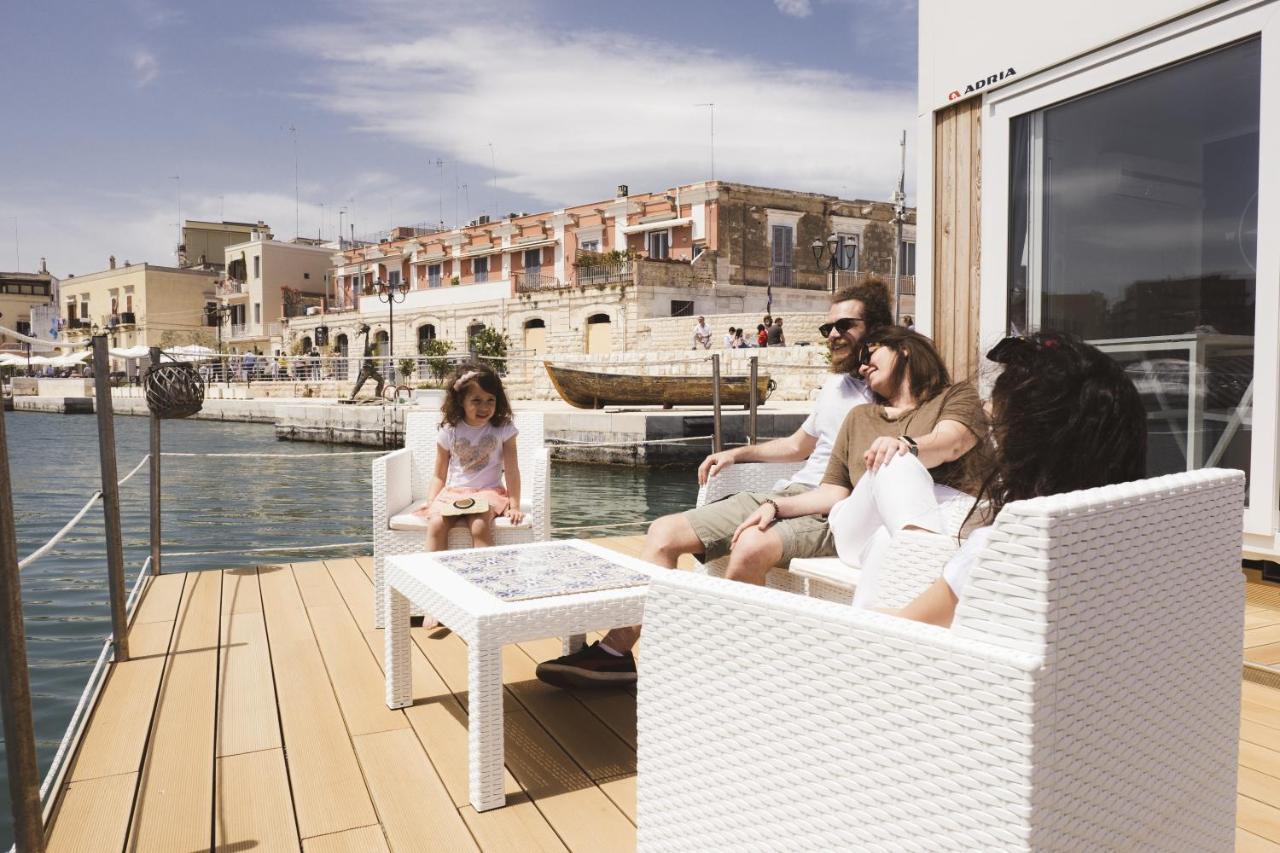 Отель Houseboat Floatart Experience Бишелье Экстерьер фото
